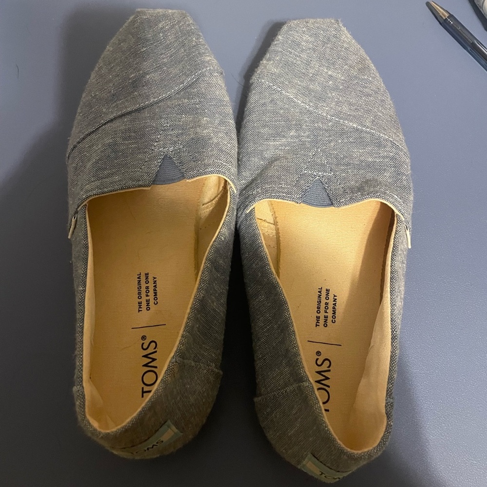 Tom’s size 7.5, pretty much new!